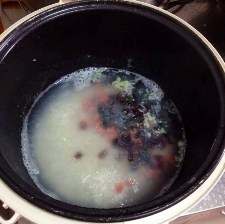 皮蛋粥,把食材和盐放入煮开的大米粥里，搅拌均匀