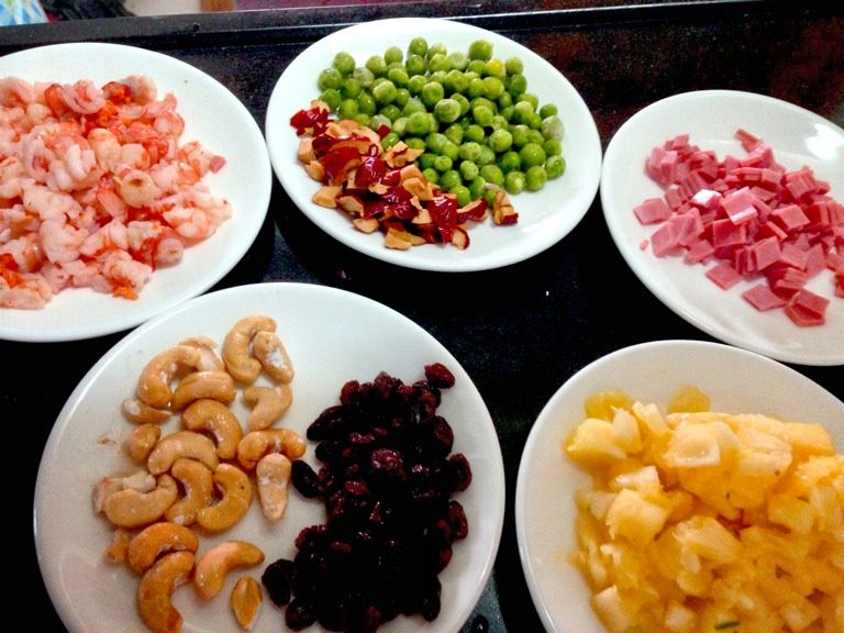 菠萝海鲜焗饭,如图，准備好所有材料。蝦仁、<a style='color:red;display:inline-block;' href='/shicai/ 456'>青豆</a>分別開水下鍋燙20秒鐘，蝦仁切丁。