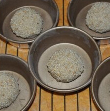 花样面包 ,揉成小团松弛15分钟,再揉圆刷上蛋液蘸上芝麻放入模具中第二次发酵