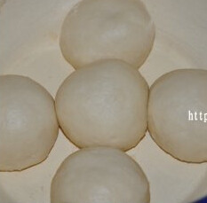 花样面包 ,将醒发好的面团分成三等份,拿出其中一份再分成五份
