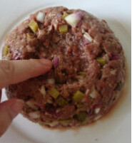 鞑靼牛肉,上面打一颗新鲜<a style='color:red;display:inline-block;' href='/shicai/ 9'>鸡蛋</a>黄，吃时把蛋黄打散拌匀即可