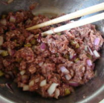 鞑靼牛肉,<a style='color:red;display:inline-block;' href='/shicai/ 723'>酸黄瓜</a>、<a style='color:red;display:inline-block;' href='/shicai/ 29'>洋葱</a>切碎， 牛绞肉加<a style='color:red;display:inline-block;' href='/shicai/ 723'>酸黄瓜</a>、<a style='color:red;display:inline-block;' href='/shicai/ 29'>洋葱</a>，<a style='color:red;display:inline-block;' href='/shicai/ 851'>橄榄油</a>、<a style='color:red;display:inline-block;' href='/shicai/ 135255'>辣酱油</a>拌匀