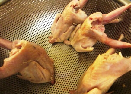 香酥透味烤鹌鹑,鹌鹑洗干净,用开水浇烫,风干