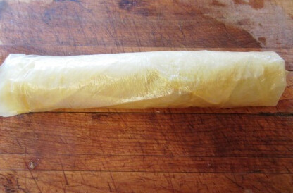 蒸素鸭,另准备整张豆腐皮,放上步骤2混好的食材,包成一个卷