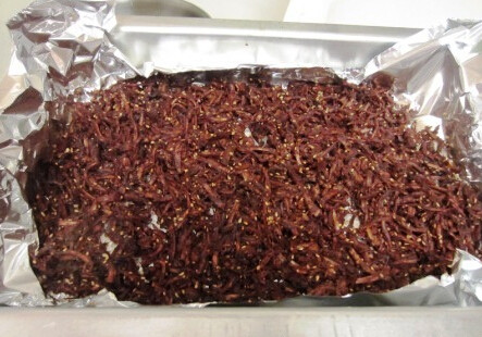 五香素牛肉干,烤盘铺上锡纸,铺平香菇腿,烤箱预热到350F,烤盘放烤箱中层,烤40分钟