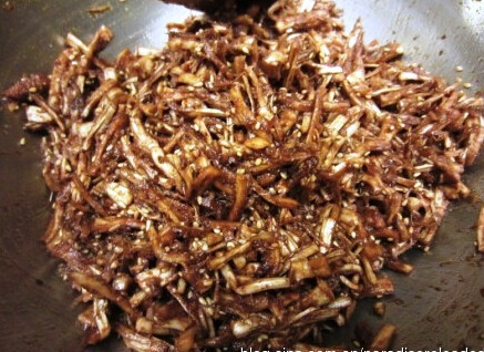 五香素牛肉干,香菇撕细条,放在调好的酱料里腌制十分钟