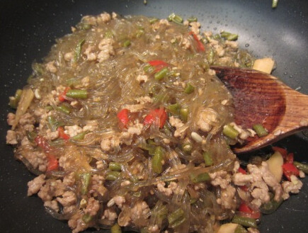 酸豆角苕粉肉末,放入肉末翻炒到9成熟,加入苕粉翻炒,加点酱油