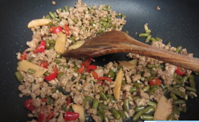 酸豆角苕粉肉末,油锅先炒香泡姜,下酸豆角丁和泡椒丁,加很少的盐
