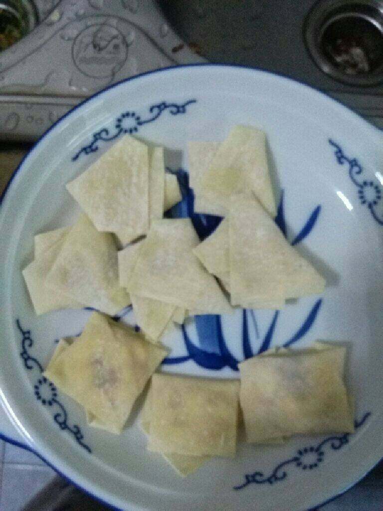 香蕉煎饼,把香蕉包在皮里放一点白糖并包好。