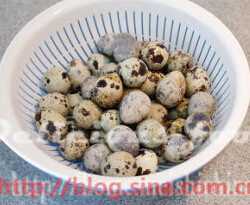 自制鹌鹑皮蛋,将皮蛋粉倒入大碗里,倒入茶叶水,再加入盐,拌匀,静置10分钟