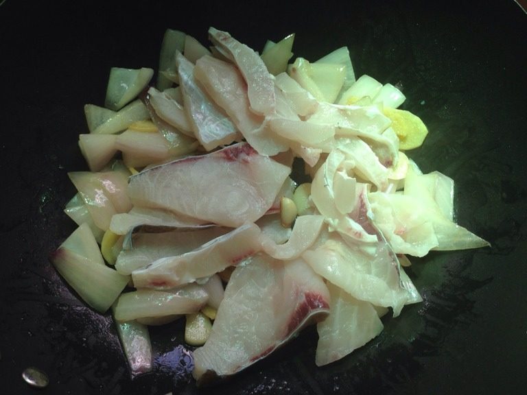 姜葱炒脆肉鲩,下脆肉鲩，倒入两小勺<a style='color:red;display:inline-block;' href='/shicai/ 718'>料酒</a>，翻炒至鱼肉微微发白，加一小撮砂糖，然后下盐，<a style='color:red;display:inline-block;' href='/shicai/ 692'>酱油</a>，<a style='color:red;display:inline-block;' href='/shicai/ 134296'>白胡椒粉</a>，鱼片很容易熟，一边炒一边自动卷起来。如果炒的过程没有卷起来，而且一翻炒就碎，肯定是鱼档的老板拿了普通鲩鱼给你啦。