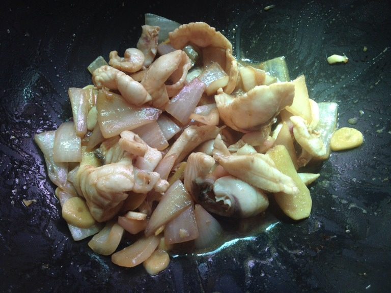 姜葱炒脆肉鲩,最后勾芡，下葱和香菜，装碟。