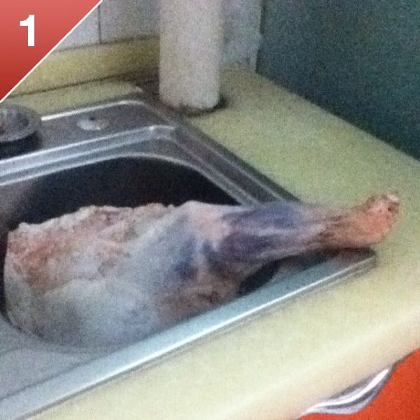 手把羊肉,把羊肉放进盆里化一个晚上。