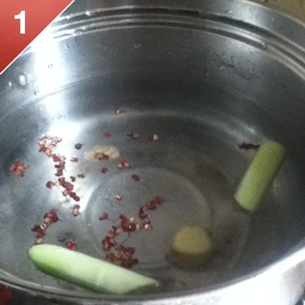 手把羊肉,过了半个小时，把<a style='color:red;display:inline-block;' href='/shicai/ 37'>姜</a>，葱，<a style='color:red;display:inline-block;' href='/shicai/ 700'>花椒</a>，盐，放进去。