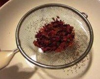 玫瑰奶油薄脆,玫瑰花去掉花蒂捏碎,过筛去掉花瓣小碎片和花蕊,只要大片花瓣。