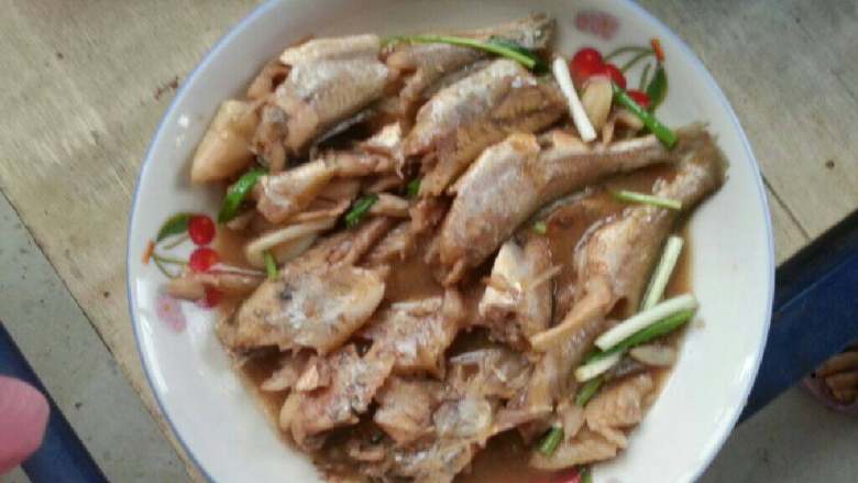 蒜香小黄鱼,下入葱段,小心地盛出来