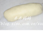 核桃仁豆渣包 ,从上至下卷起来,两头捏紧,整形橄榄型,放在烤盘上,放入烤箱二次发酵