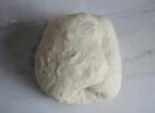 核桃仁豆渣包 ,手工揉面,后加黄油,用浸泡法揉面至扩展阶段,放容器中,基础发酵