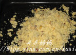 果仁饼干,将拌好的混合物倒入烤盘中,用手将其压平,将烤盘底部基本占满