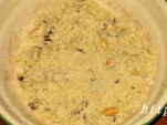 果仁饼干,将回温的黄油与面粉、糖粉拌均匀,倒入步骤1拌均匀