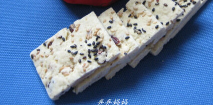 果仁饼干,时间到,余温继续焖5分钟左右,取出,切块,彻底凉透后密封保存即可