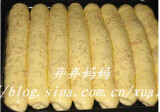 卡士达排包,取出烤盘,烤箱预热,面包刷蛋液