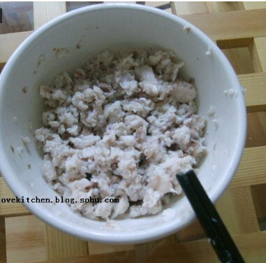 鱼肉松,蒸好的鱼拿出,撕掉鱼皮。将鱼肉中的刺挑出来,鱼肉捣碎