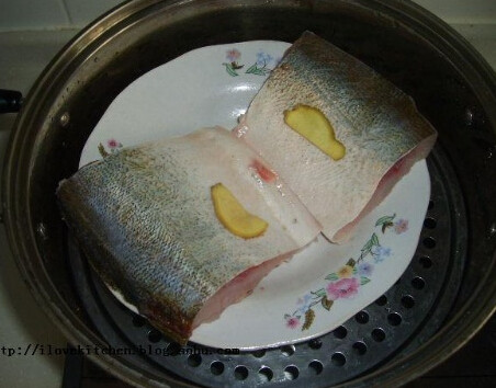 鱼肉松,锅烧开,放鱼,盘底放姜2片、大料1颗,鱼身放2片。中火蒸10分钟