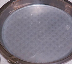 水晶糯米烧卖,在容器中倒入凉开水,取一张春卷皮浸入水中