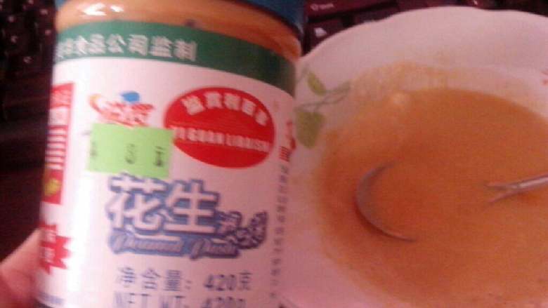 韭菜猪肉灌汤水饺,<a style='color:red;display:inline-block;' href='/shicai/ 711'>花生酱</a>取2勺，放1小勺油，搅拌均匀。