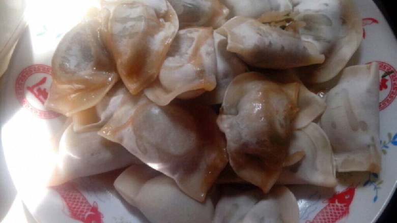 韭菜猪肉灌汤水饺,弄好的饺子沾点花生酱吃，