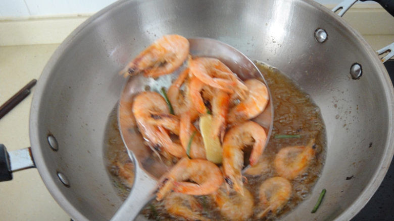 油爆虾,锅内倒油,油要多一点等油温十分热分次加入虾油爆一分钟捞起
