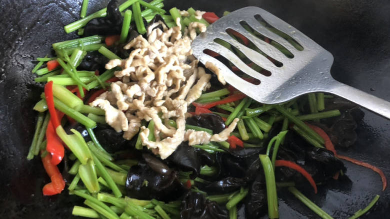 芹菜木耳炒肉丝,加入肉丝,放调味品翻炒入味