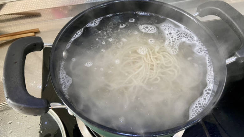 虾酱拌面➕虾酱鸡蛋白菜拌面,坐锅烧水,水开下入适量面条,搅拌一下,小火加盖炖煮4分钟,根据自己喜欢的面条口感调节时间