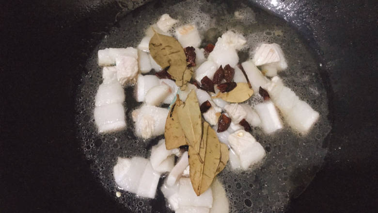 红烧猪肥肉,加入适量温水,放入香叶和八角