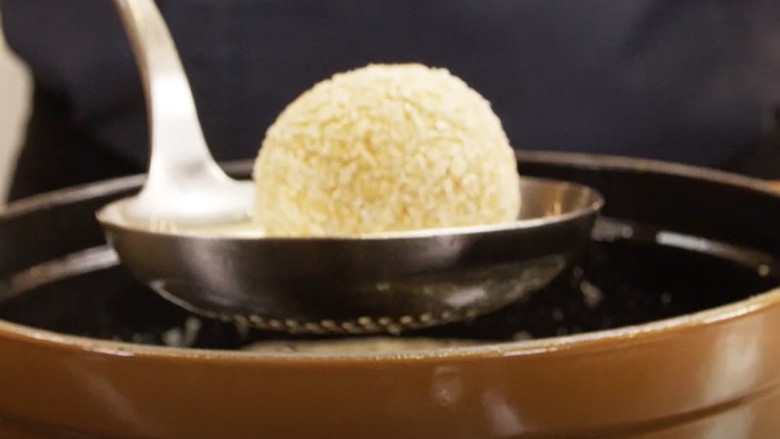 意大利创新菜|油炸米团子 Arancino,罗勒油炸后沥油,和橄榄油一起放入搅拌机打碎,过滤掉碎渣,留下绿油.
将绿油和丘比蛋黄酱混合在一起,装入裱花袋.
油锅开到180度,炸糯米球.