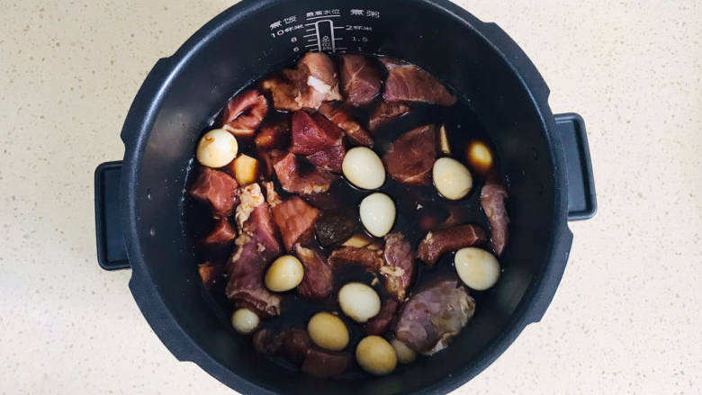 鹌鹑蛋红烧肉,搅拌均匀,启动炖肉模式,大约30分钟就可以炖煮熟了