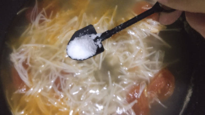 金针菇番茄汤,加入适量盐调味即可