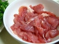 辣椒炒肉,<a style='color:red;display:inline-block;' href='/shicai/ 428'>五花肉</a>切成薄片,放入碗中,放点盐,稍稍腌一下。
