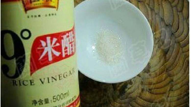 苹果鸡丁,白糖倒入碗中,加入米醋调成味汁备用