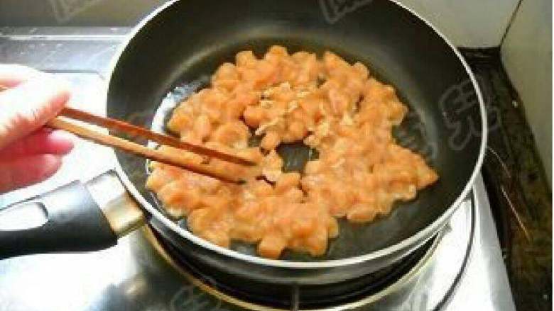 苹果鸡丁,锅中油热,滑散鸡丁,盛起备用