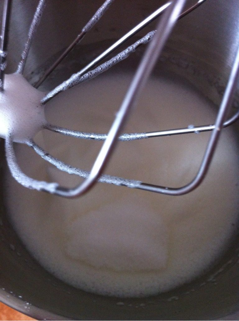 波点戚风蛋糕卷,如图,打至更加细腻时加入最后的白砂糖,继续搅打。