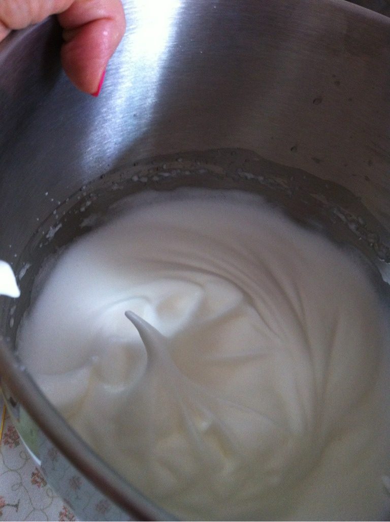 波点戚风蛋糕卷,如图,打到湿性发泡状态,提起打蛋器能拉出弯曲的尖角即可。