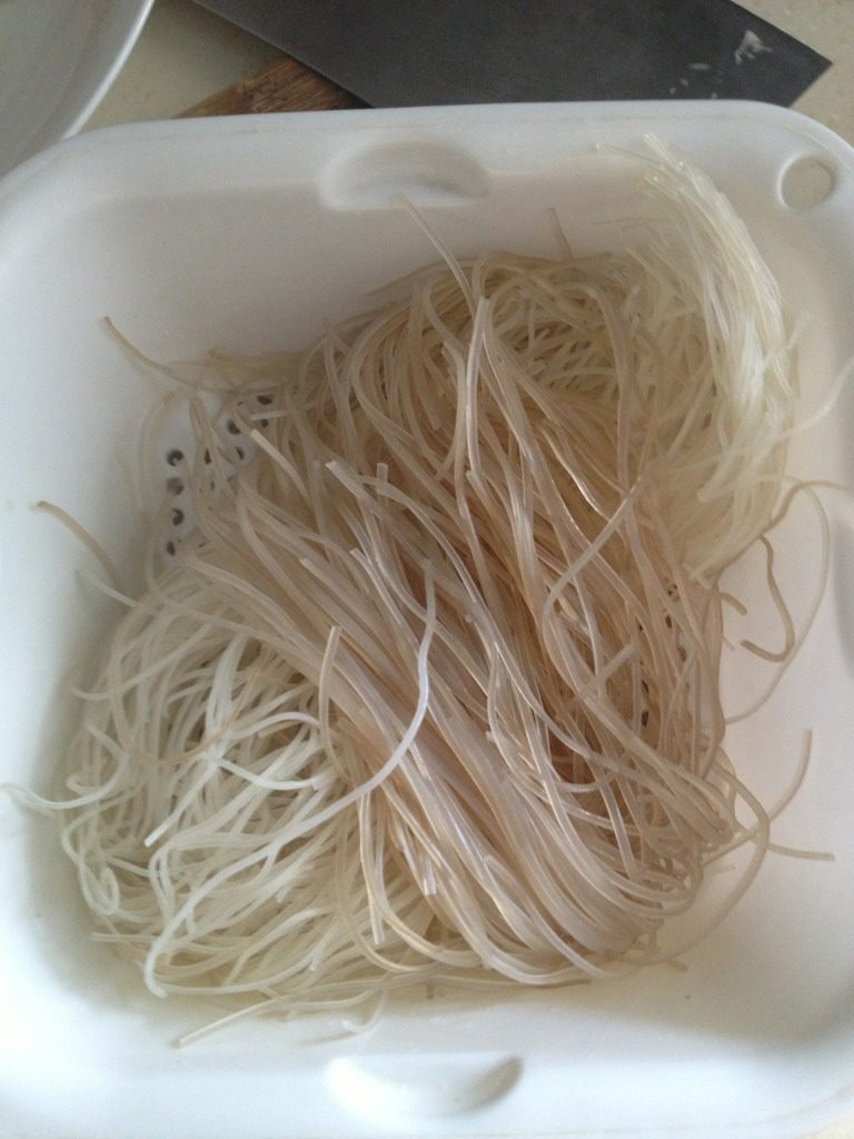 秘制温州特色海鲜炒粉干,粉干用水泡1分钟捞起沥水备用,不可久泡,姥姥是粉干都不泡的