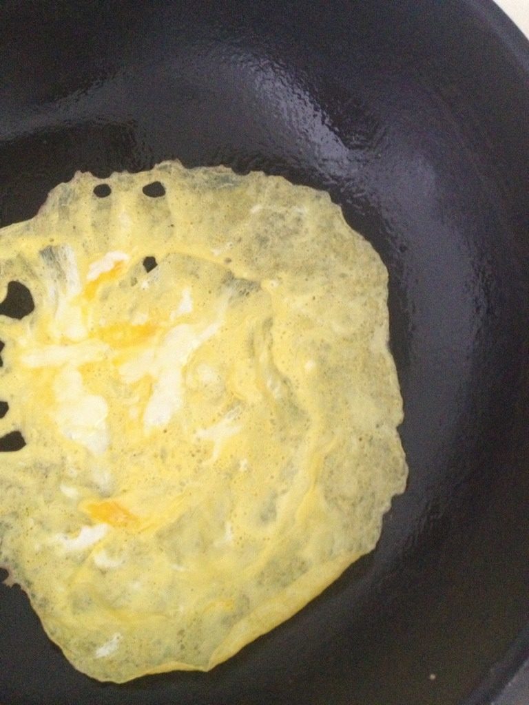 秘制温州特色海鲜炒粉干,一小勺油,大火,沿两边到中间到蛋液,小火等边缘翘起,出锅切成蛋丝