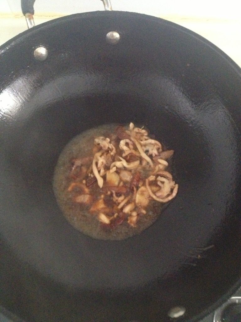 秘制温州特色海鲜炒粉干,锅底到适量油,大火,加大蒜五花肉香菇,片刻后倒入鱿鱼干炒,加盐、酒、酱油
