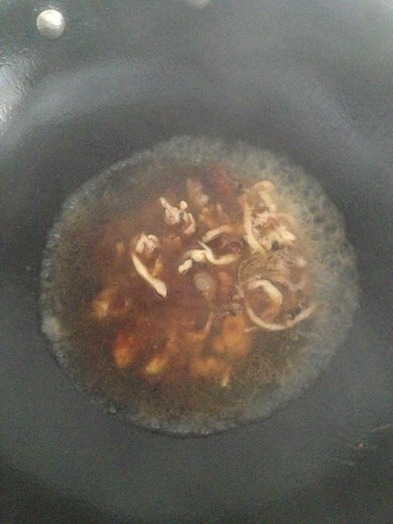 秘制温州特色海鲜炒粉干,倒入适量高汤,没有高汤就开水,如果鸭汤鸡汤骨头汤味道就会异常香。此处关键,不可太多也不可过少,参照下图