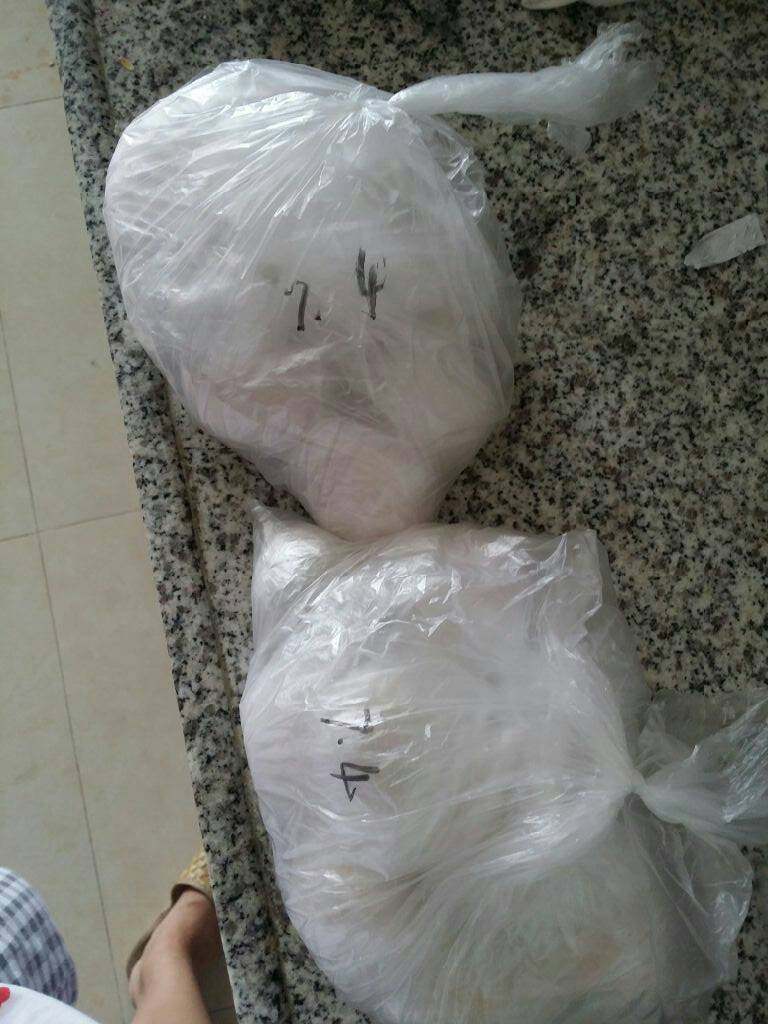 自腌咸蛋,大概十个鸭蛋装入保鲜袋扎紧,多套几个保鲜袋,写上日期,放盒子或箱子里