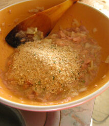 青芥金枪排 ,金枪鱼滗干水，拌入<a style='color:red;display:inline-block;' href='/shicai/ 9'>鸡蛋</a>和切碎的<a style='color:red;display:inline-block;' href='/shicai/ 29'>洋葱</a>，加入面包粉，搅匀成泥