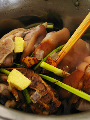 啤酒煨猪蹄 ,加入其他调料，<a style='color:red;display:inline-block;' href='/shicai/ 866'>冰糖</a>放入总量的一半，再略加水直到液面刚没猪蹄